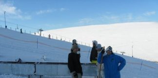 i ragazzi dell'hot ice mentre preparano lo snowpark