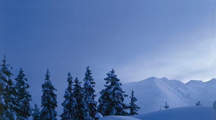 Una baita in montagna immersa nella neve - Credits: daily__dandy