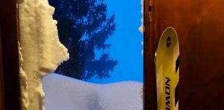 La neve blocca l'uscita della casa a Colfiorito (PG) - Umbria