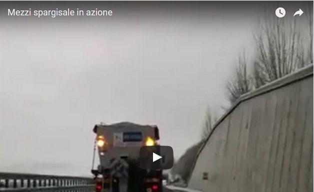 Nella foto un mezzo spargisale all'opera