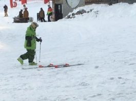 Sulle piste di Avoriaz in Francia, uno sciatore ubriaco da spettacolo - Credits Victoria Edel