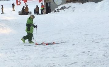 Sulle piste di Avoriaz in Francia, uno sciatore ubriaco da spettacolo - Credits Victoria Edel