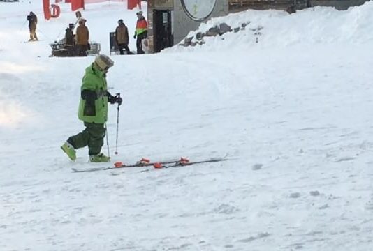 Sulle piste di Avoriaz in Francia, uno sciatore ubriaco da spettacolo - Credits Victoria Edel