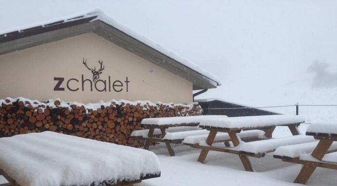 Il rifugio ZChalet a Bolognola durante una nevicata