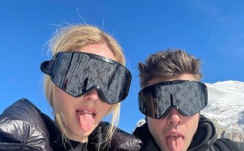 Il selfie di Chiara Ferragni e Fedez con le maschere da sci Louis Vuitton