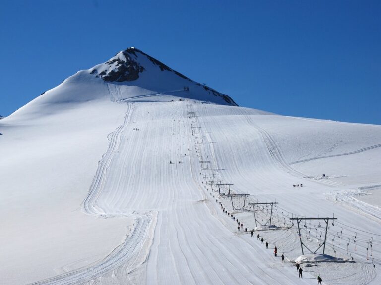 Passo dello Stelvio, grazie alla nevicata si torna a sciare sul ghiacciaio